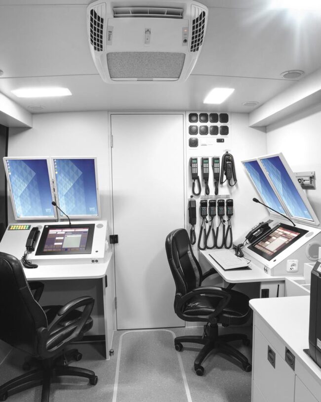 Fahrzeugeinrichtung Ambulanz Einsatzfahrzeug mit Arbeitsplätzen, Drucker und diversen Verstaumöglichkeiten