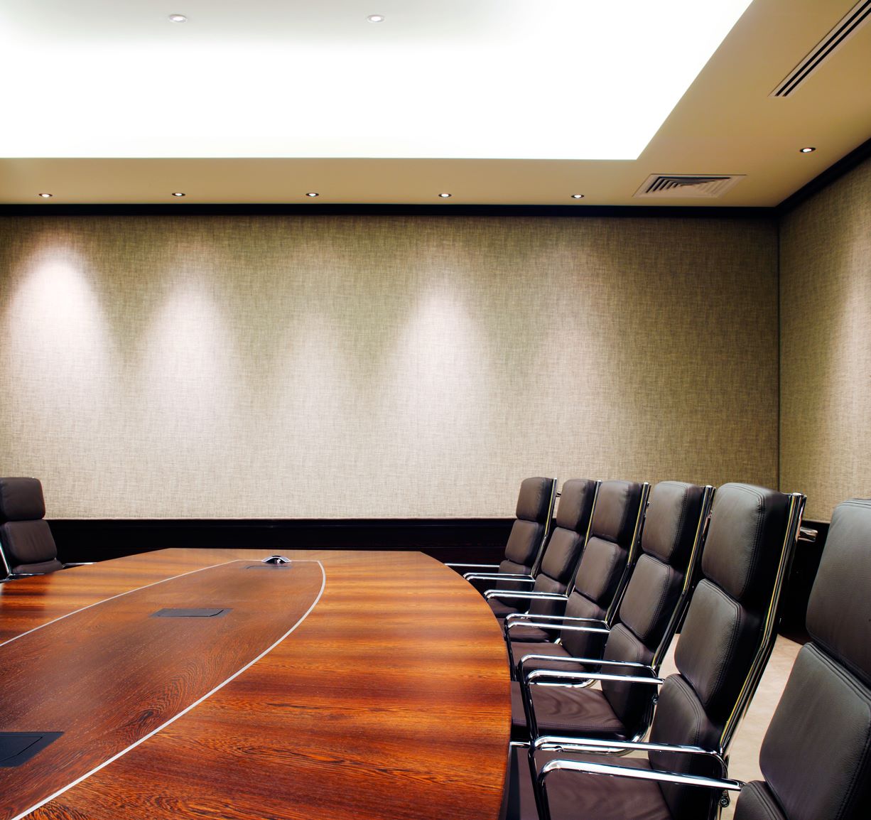 Büroeinrichtung mit Hochwertigem Holztisch und Leder-Sitzstühlen