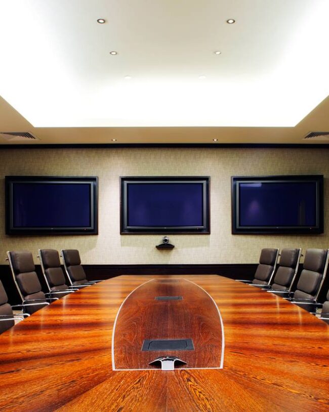 Hochwertige Büroeinrichtung für Konferenzraum mit massivem Holztisch und Hochwertigen Lederstühlen