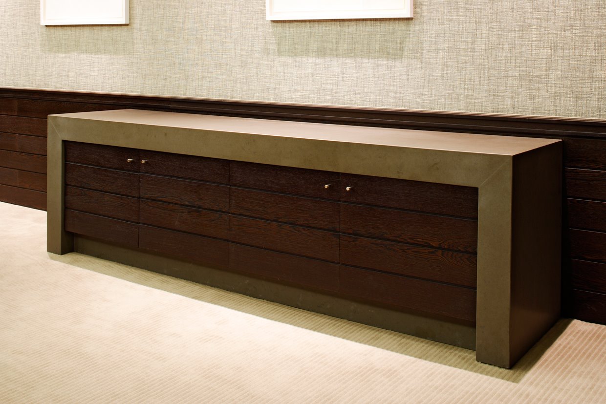 Hochwertiges Sideboard aus Holz mit Stahlumhausung als Büroeinrichtung im Konferenzraum